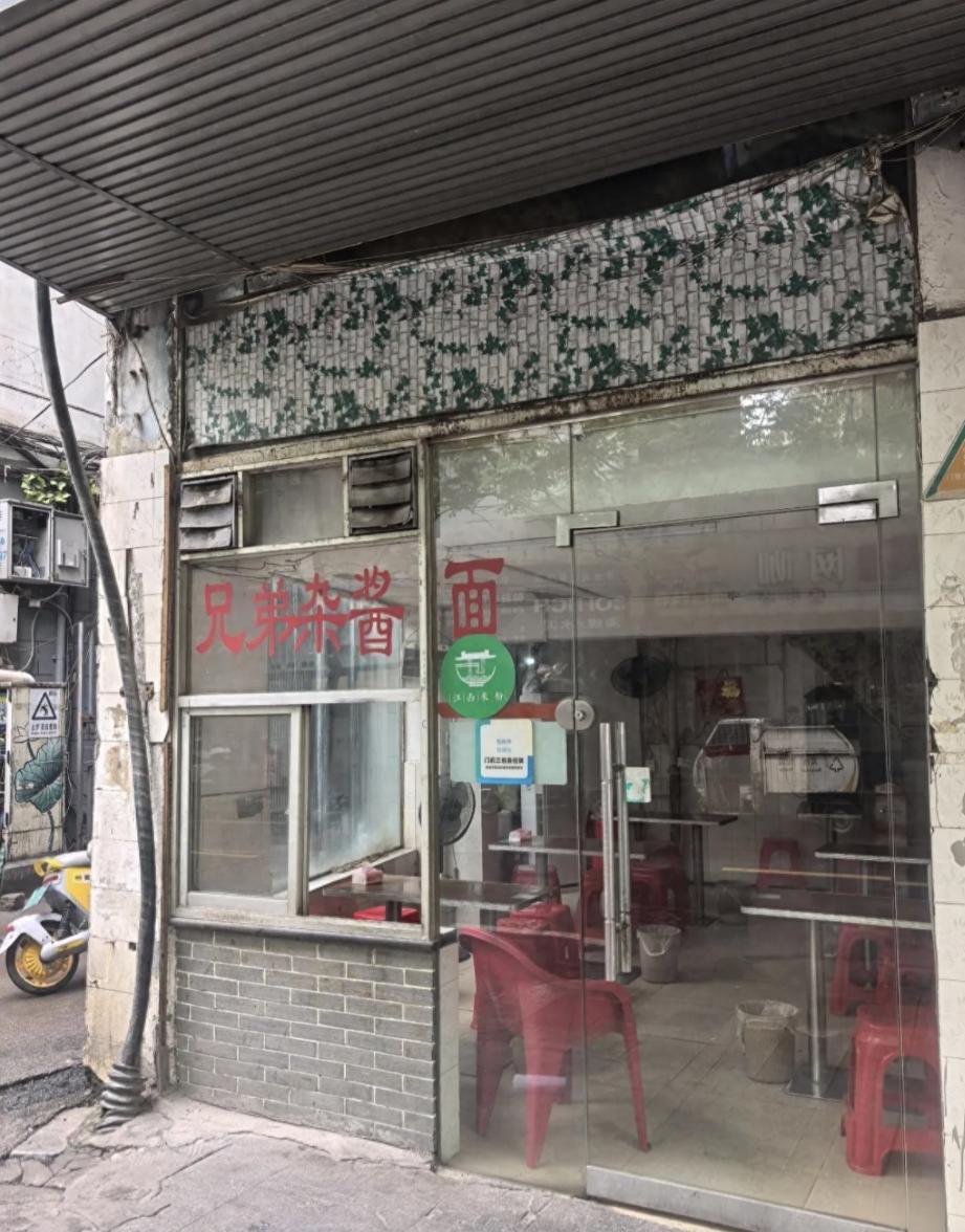 这格局还是别开饭店了！江西南昌，一女子去小面馆吃面，因为怕羽绒服袖子沾到油，就随