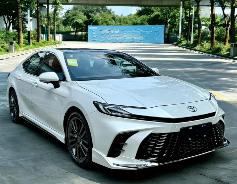 搞不懂为什么都说凯美瑞变丑了丰田凯美瑞这款车是老常青树了，一直都是以稳定耐开出名