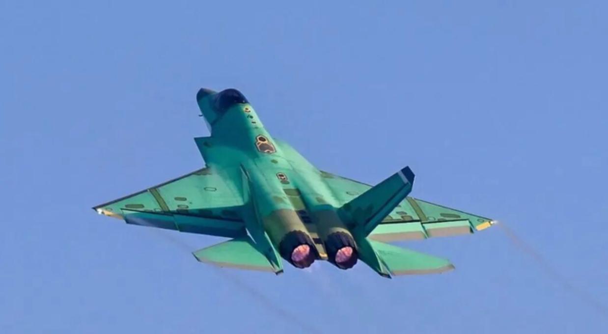 歼-35新年首飞变“绿皮机”？原来这是要“放大招”的前奏！
歼-35在新年进行了