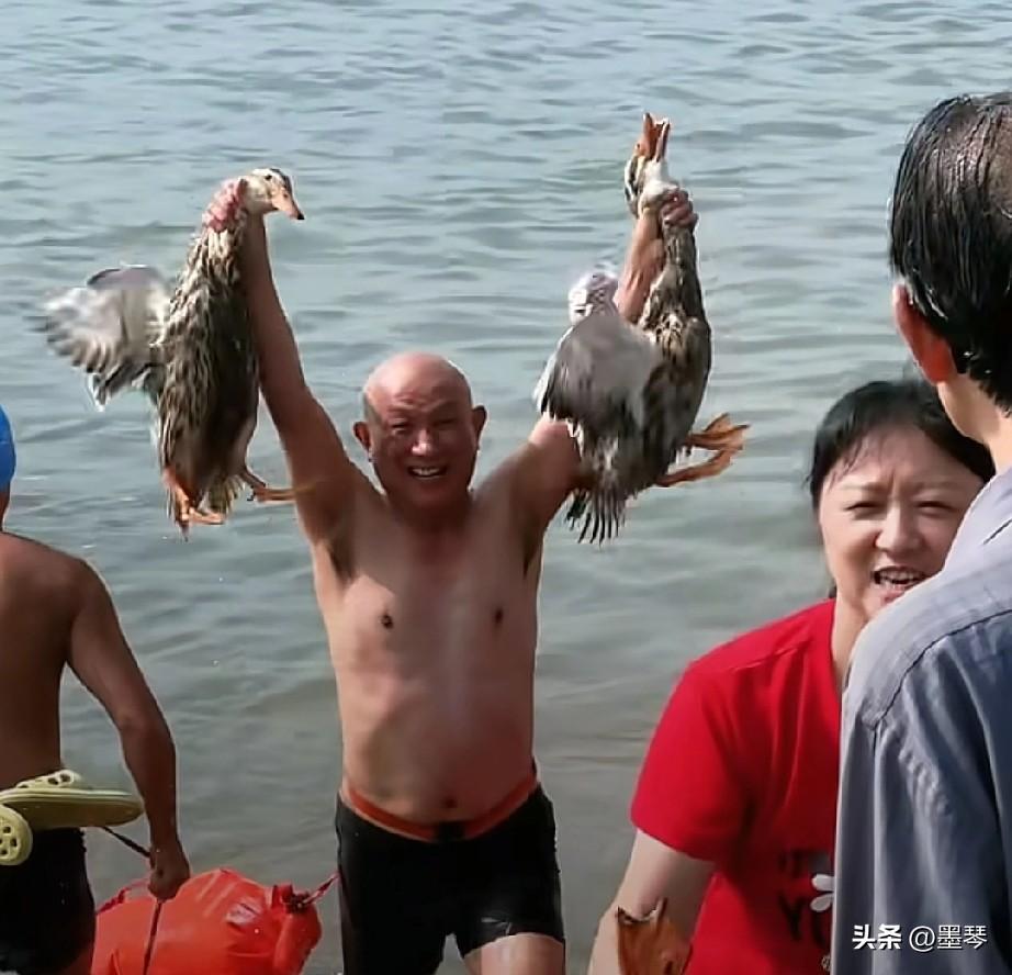 一江碧水承民俗，一滩欢闹庆端阳。

 

端午佳节，四川宜宾南溪长江水域迎来一年