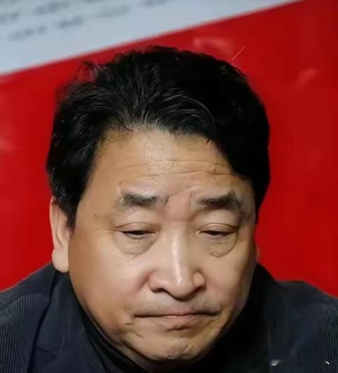 姜珊，1979年4月出生于北京，是著名相声演员姜昆与妻子李静民的独生女。她自幼便
