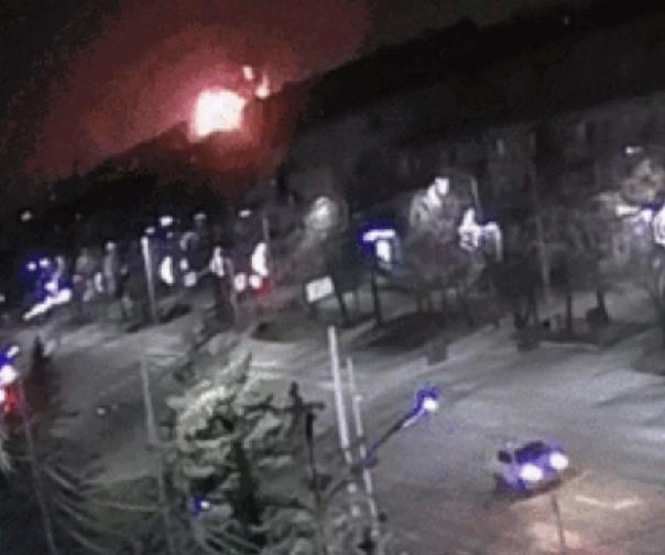 快报！当地时间22日深夜。俄罗斯车里雅宾斯克州，佩伊斯克市一家工厂发生爆炸，事故