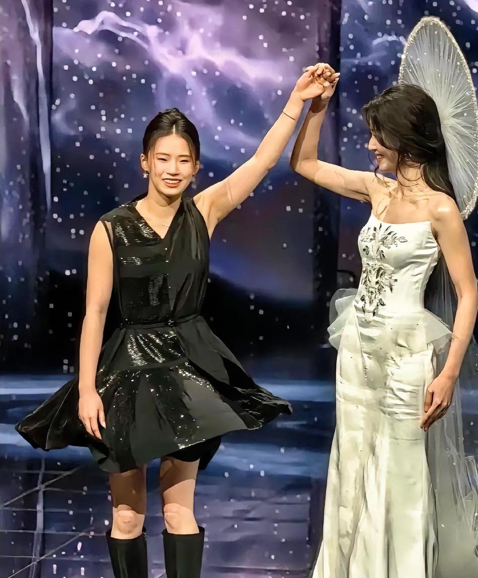 刷到陈芋汐微博之夜的生图，
我得承认，第一眼真没认出来。

她穿了条黑色长裙，