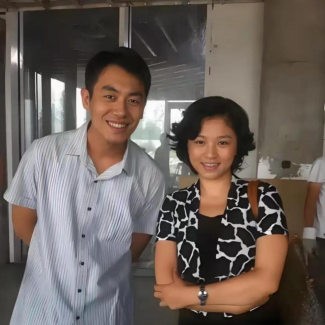 能认出这两位演员的，眼光真不一般！
 
右边这位女演员，看着脸熟，可很多人一时喊