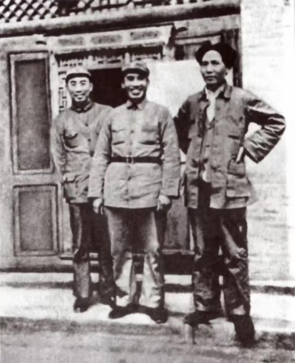 毛主席在陕北！
长征胜利到达陕北，三军会师，毛主席、周总理、朱总司令三人在窑洞前