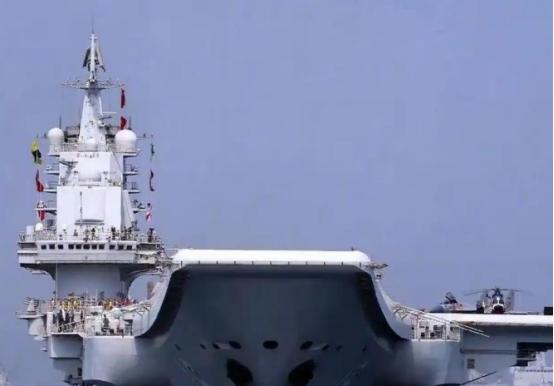 美国还在为福特级电磁弹射故障头疼不已，中国这边，大连船厂 12 万吨级的超级航母