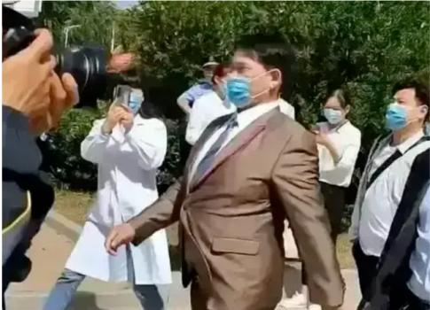 大衣哥朱之文第二次爆火，出场费比以前还高的传闻满天飞，他回应说大家都眼红他。其实
