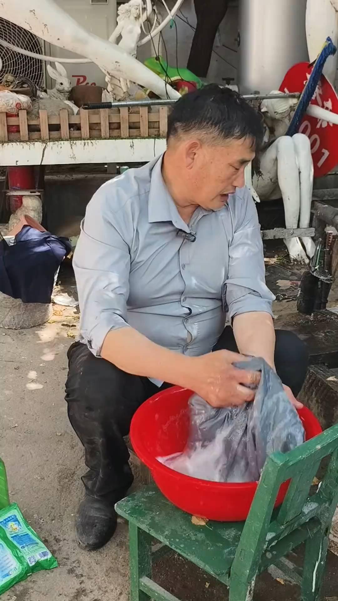 这个镰刀，我摸摸这个镰，对对对，像小孩小的时候，孩子小的时候会让他们学着跟您一块