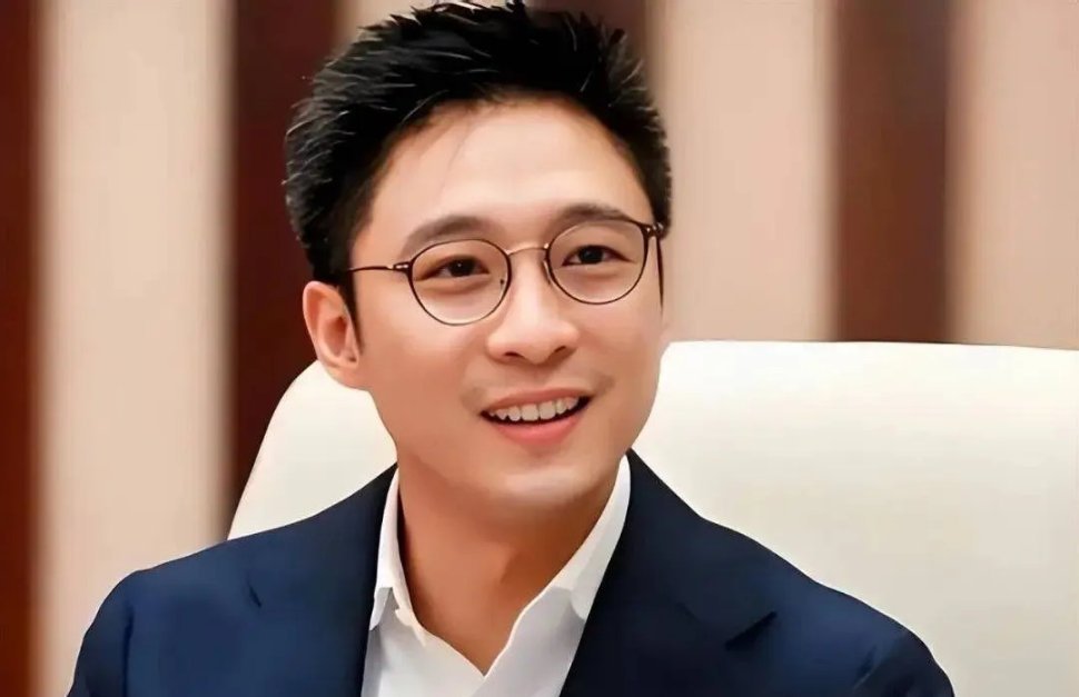 霍震霆回应霍启山娜然结婚传闻霍震霆被问儿子婚讯全程微笑，笑称“这件喜事等他自己答