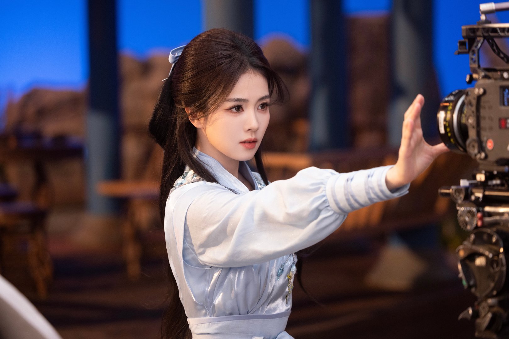 白鹿商务拍摄花絮图，青衣入画，好有女侠风范，什么时候再接个武侠本