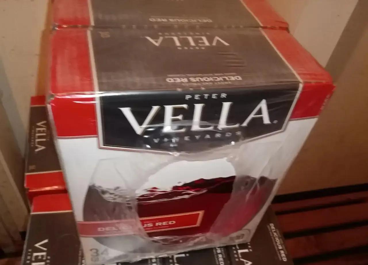 今天，船上端午烟酒库房又开放了！

上一次，船上的烟酒库房开放，我拍了几张照片，