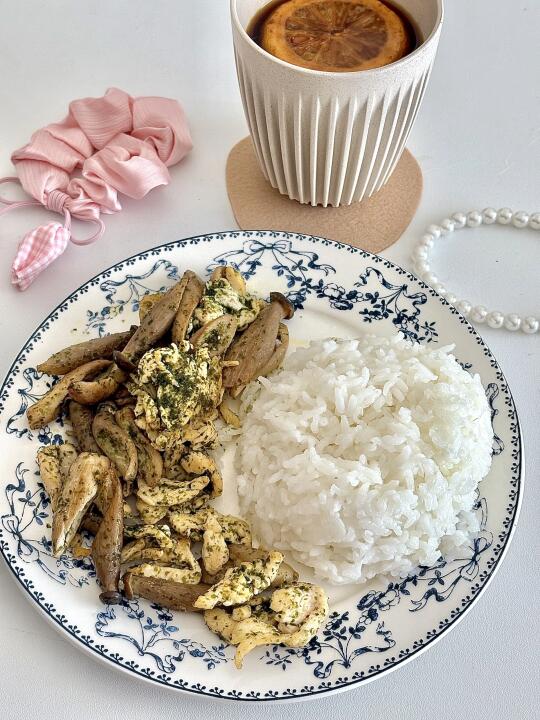 今日午餐分享|鹿茸菇炒鸡腿肉好香！