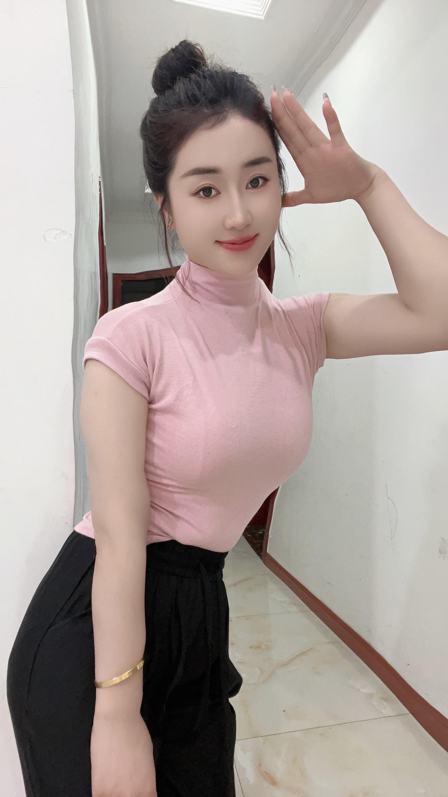 两个人互相储记才叫爱，一个人瞎惦记那叫犯贱。好好珍惜在乎你的人，别去打扰心里没有你的人，真正爱你的人，哪里舍得冷落尔？他恨不得天天和你在一起，一有空就迎合你，哪怕他在开车，也会腾出一只手来回你信息！