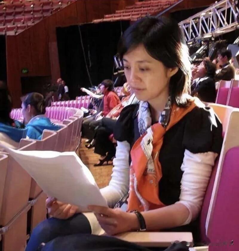 这一位央视主持人不化妆都这么的美，看起来比素颜的董卿漂亮多了。能第一眼就认出她的