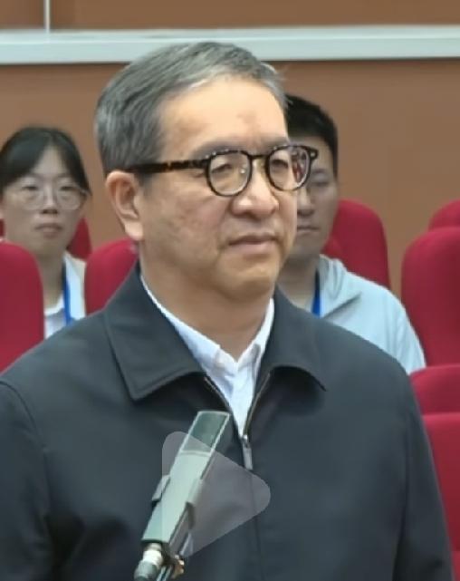 贪了7.26亿，什么概念？ 100元钞票7260000张，重量 8.35 吨、1