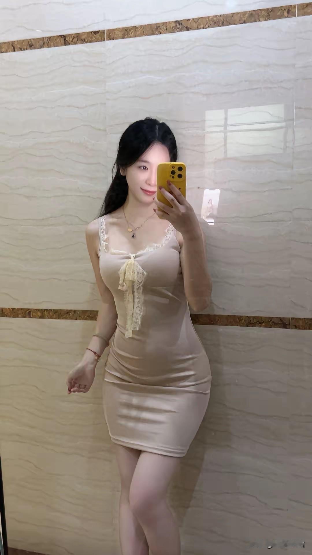 镜中人影，笑语盈盈。