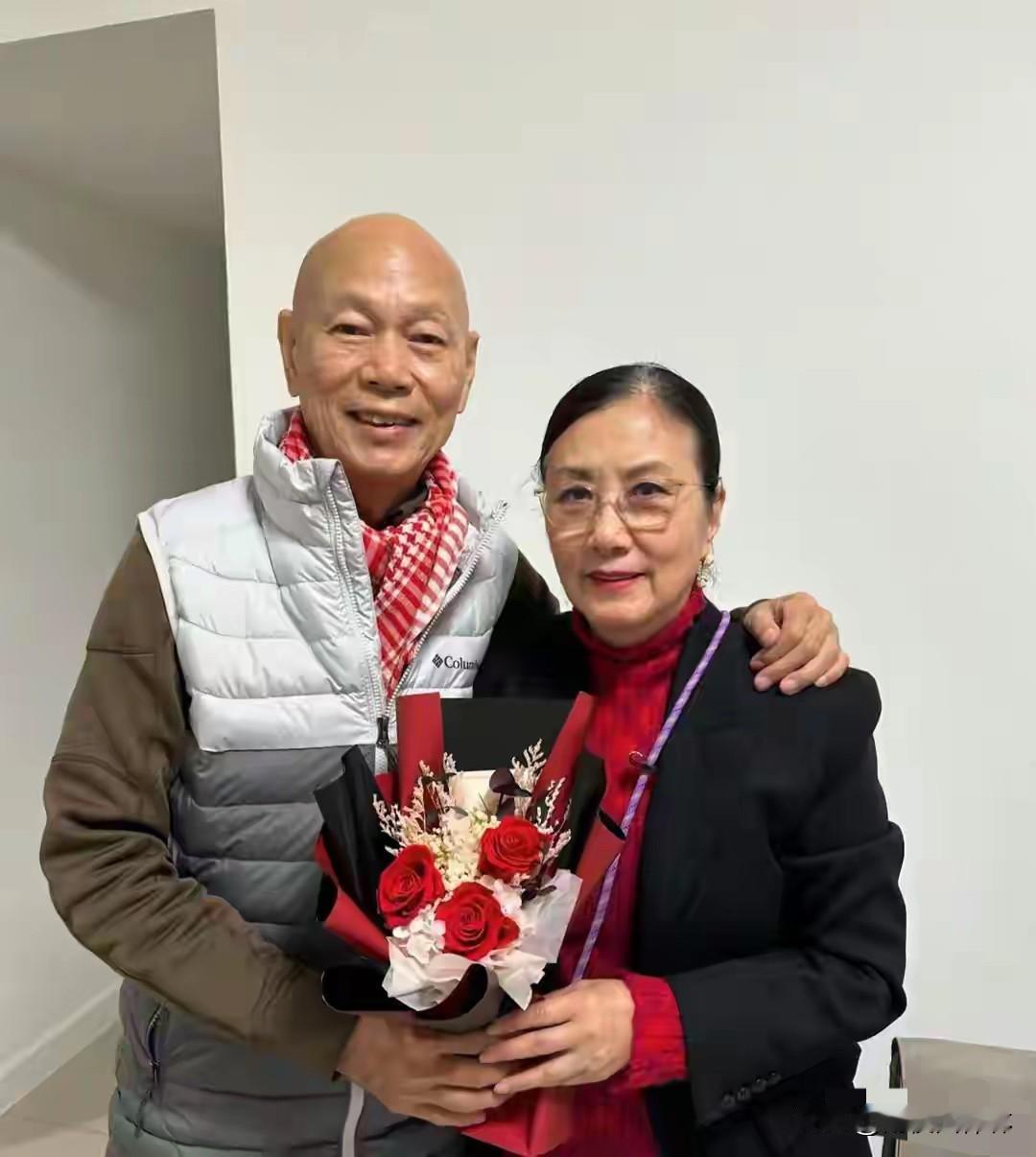关于"还剩8年"这件事，
罗家英说出了他的答案，
不是躺着数日子，
而是给自己又