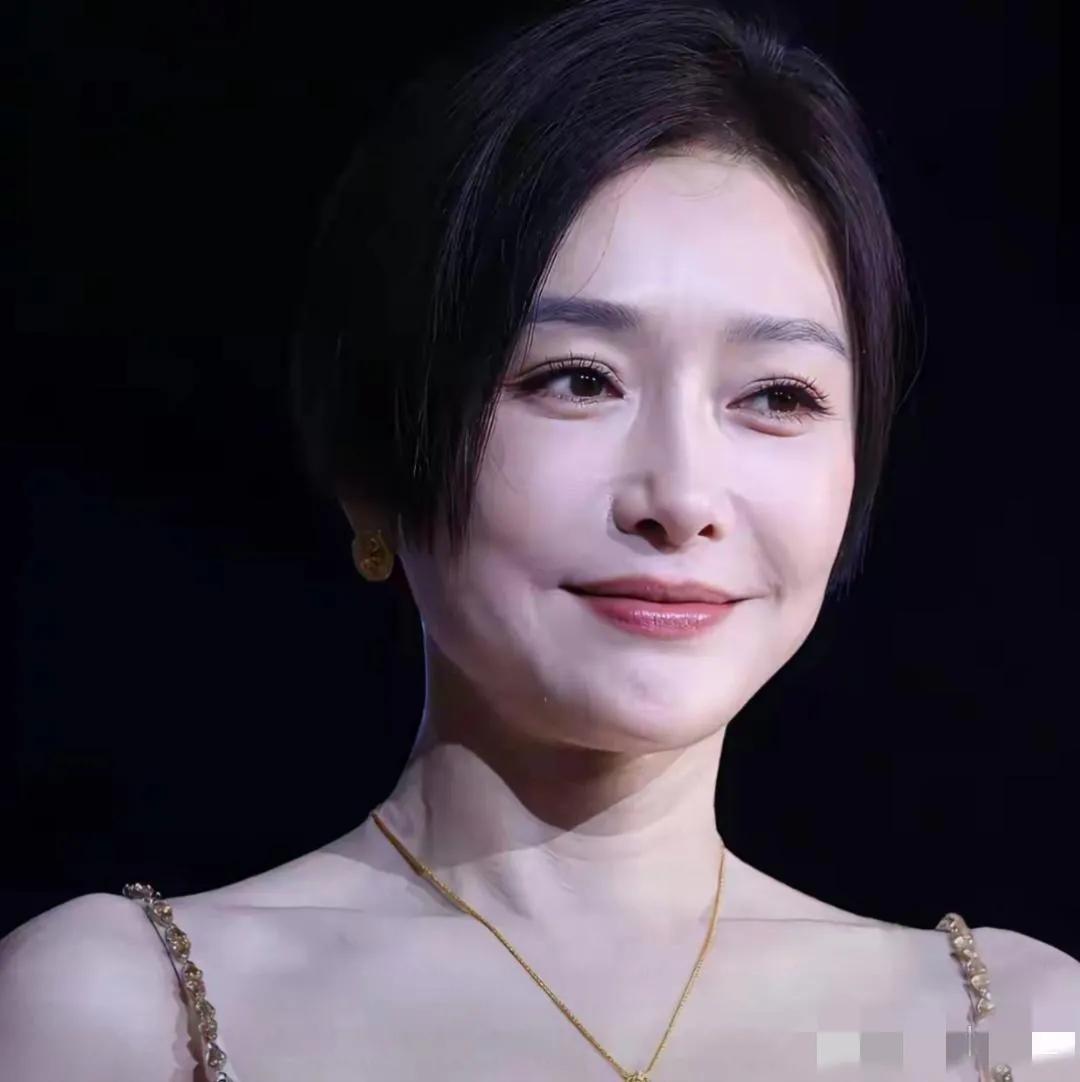 大美女秦岚虽浓妆艳抹，但也肉眼可见的老了：颈纹深刻，法令纹清晰，眼袋明显，鼻翼也