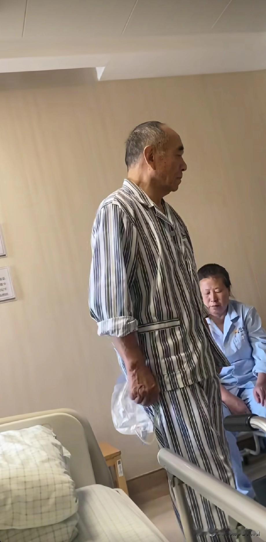 72岁的老戏骨陶泽如病成这样子，让人看了真的好难过。

他在病床上估计已经躺了好