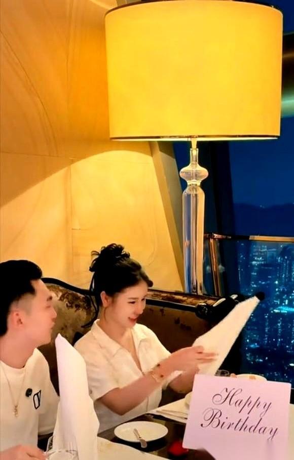 密宝妈妈去深圳，说是跟小男友分手，归还礼物，彻底两清。
结果人还没回来，消息先炸