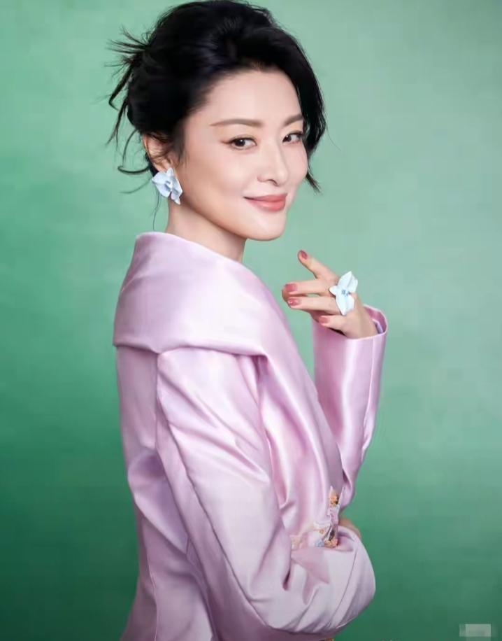 她是原央视一姐，比大名鼎鼎的倪萍都漂亮，比董卿气质都好，比朱迅更有才华。58岁的