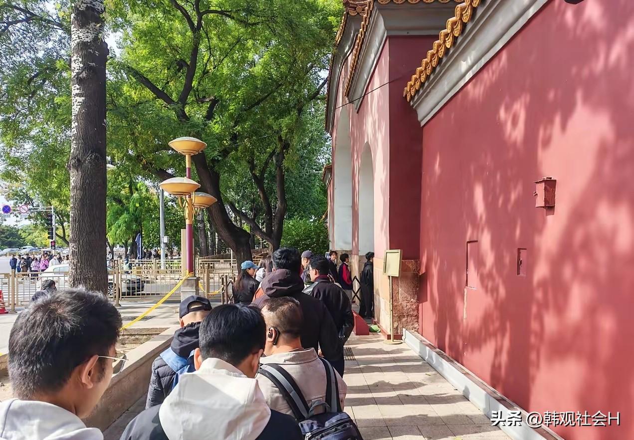 为了咱老百姓的安全考虑，查一下证件有什么不可以？
现在的社会有个别网友特别娇气，