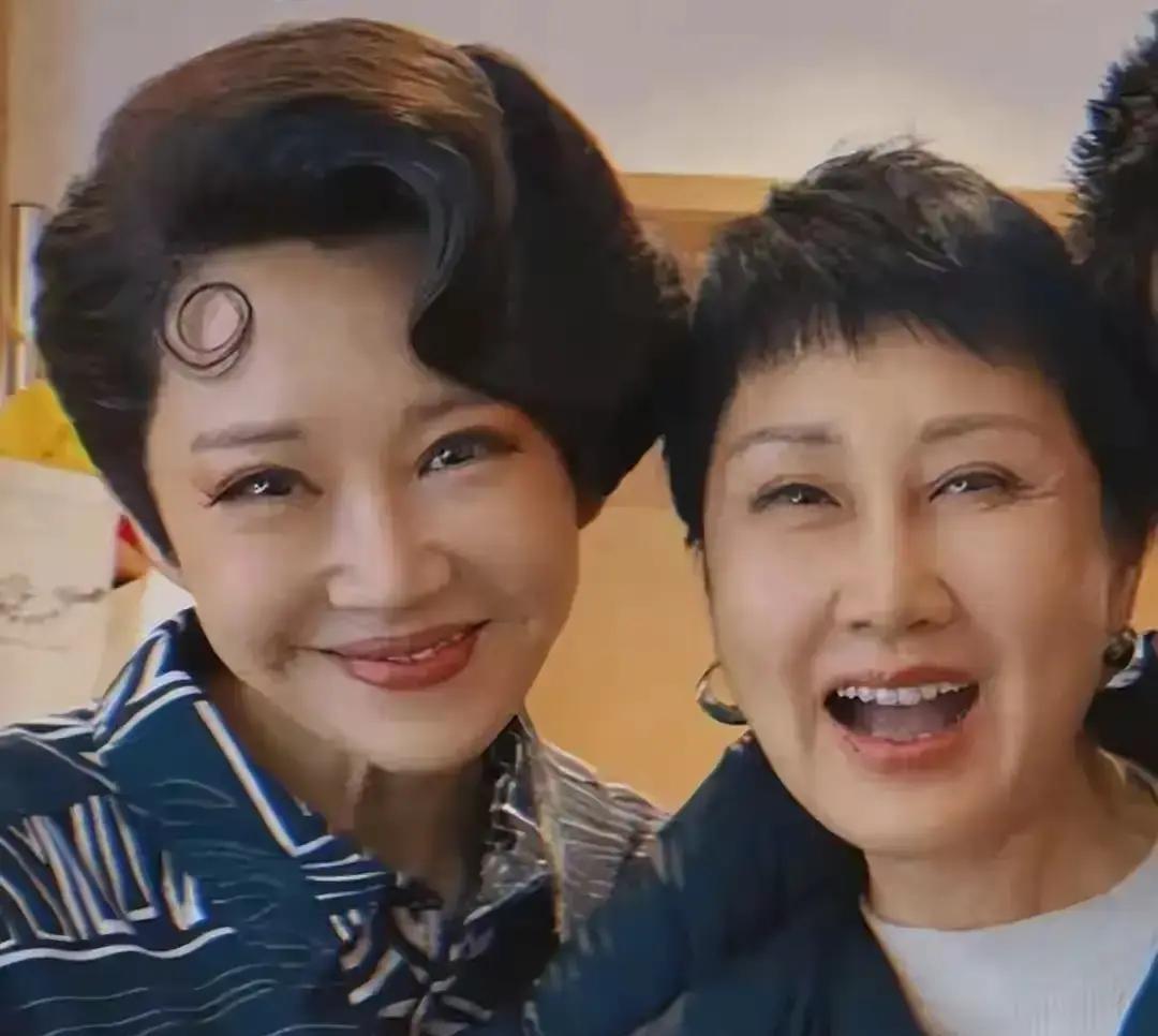 镜头怼脸，许晴肿了。
眼神耷拉，倦得像熬了三天夜。
张凯丽坐在旁边，红光满面，嘴