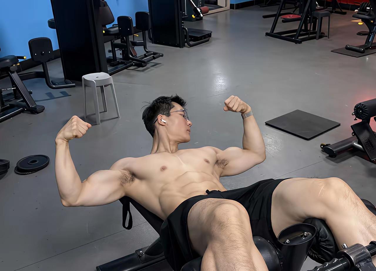 晒图笔记大赛夏天的健身房真的像另一个世界。男生们穿着贴身运动背心，肩背线条被灯光