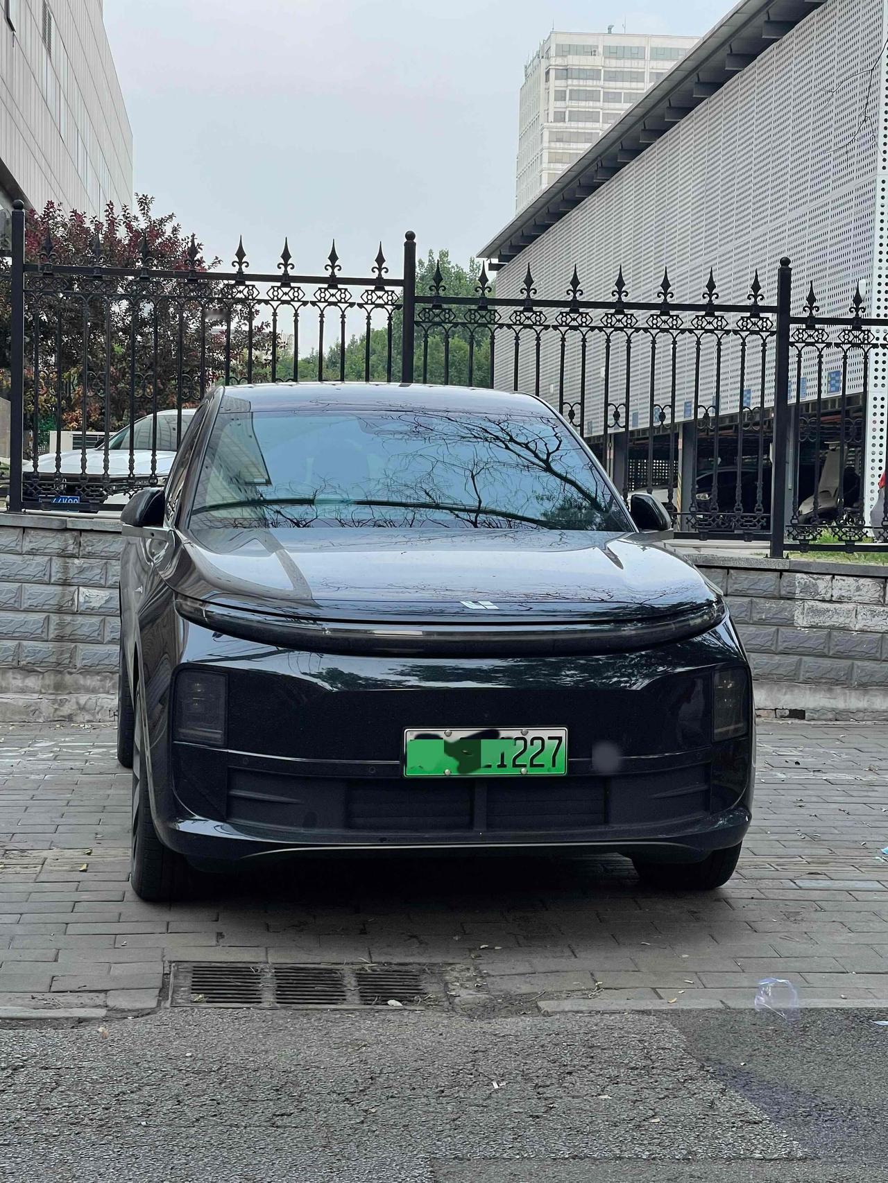 这种车主素质低下，盲道挡得严严实实。请问这是什么车？违章停车