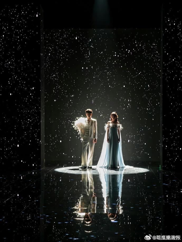 周也曾舜晞神图已出周也曾舜晞婚礼现场 周也和曾舜晞神图已出，羽毛造型呼应，同框默