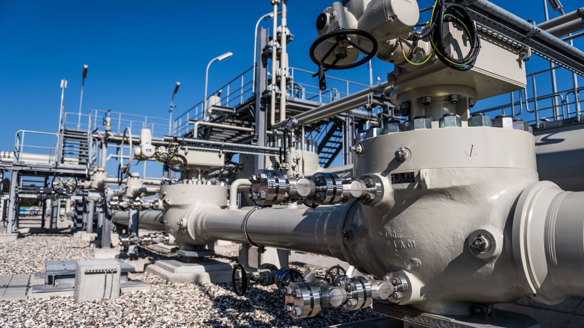 俄罗斯副外长柳宾斯基近日表示，德国为迎合政治形势，已完全拒绝从俄购买煤炭、石油及