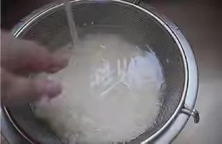 近日，广东的网友吐槽，自己家的婆婆一直都有个坏习惯改不了，有时仔细想想她做的饭菜