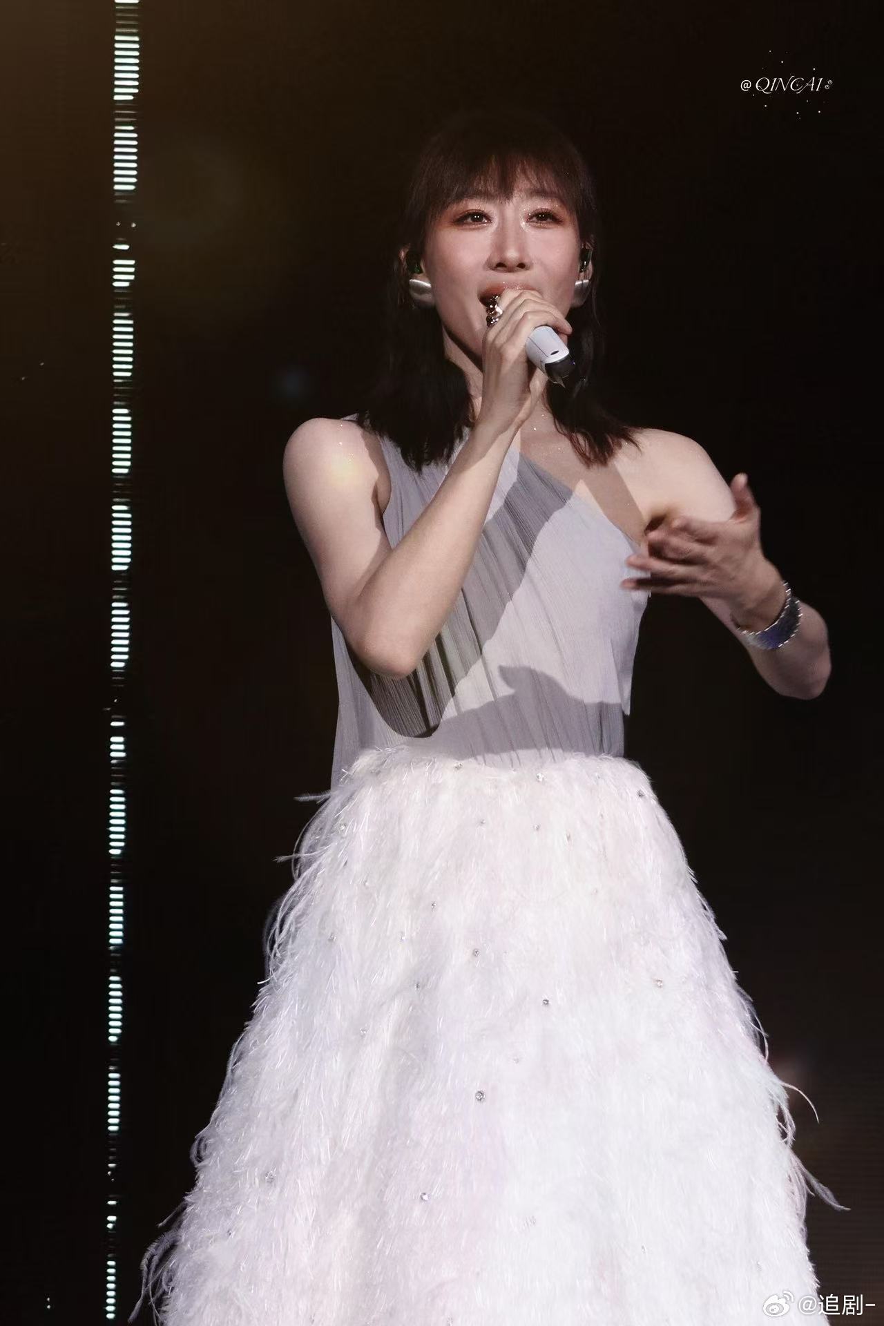 任素汐深圳演唱会亲爱的你啊全场合唱 深圳场的好口碑不是白来的，任素汐把状态拉满了