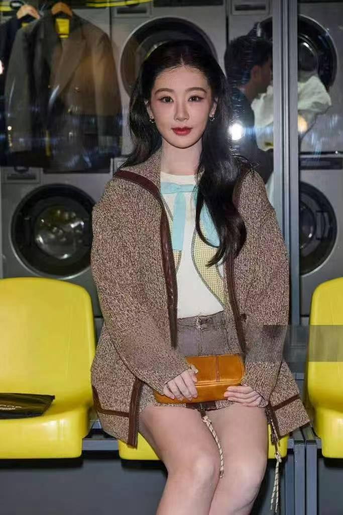 杨紫亮相时装秀，复古休闲风氛围感十足
杨紫容貌变化 现身品牌大秀现场，杨紫一身复