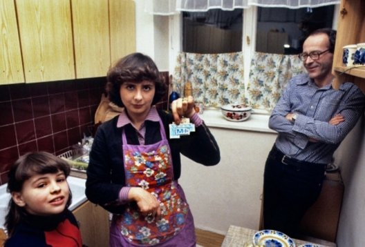 1980年代，波兰华沙，一名家庭主妇正在展示食物券（类似以前我国的粮票）。 