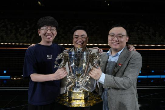 爱笑真王朝了，短剧爽文都不敢这么拍。 自己组的战队三连冠，离开JDG之后，JDG