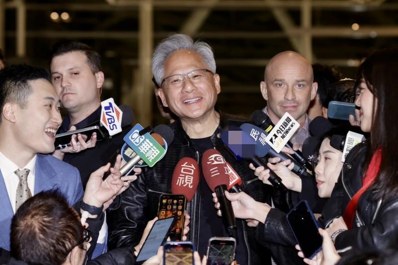 英伟达股价暴跌，根据供应链消息英伟达已要求暂停H20的生产。

这不仅说明，H2