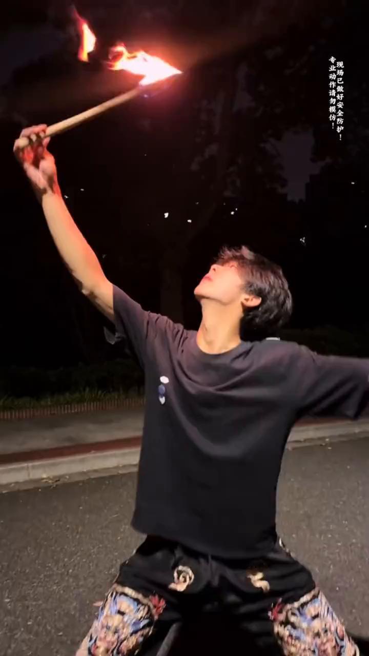 在人们无数次沉默里，烫到嘴了，怎么还有条船不远万里？不小心咽下去了，她带着幼稚的