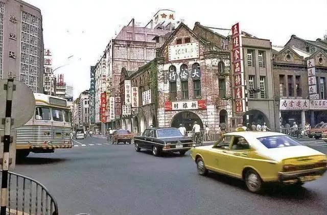 濒临崩盘的台湾，当年到底靠什么硬生生稳住局面？

1949年，台湾的菜市场里出现