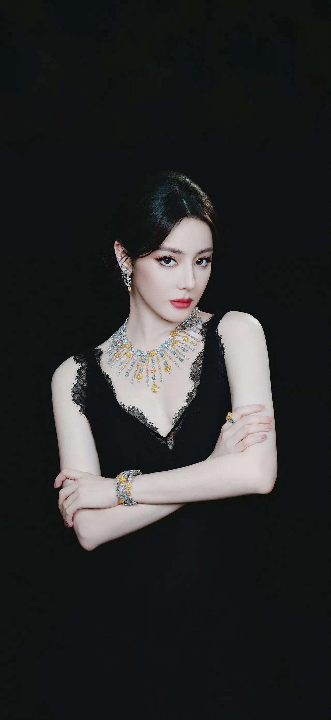 美女壁纸～迪丽热巴，黑色蕾丝吊带裙自带慵懒神秘的韵味，繁复的珠宝配饰层次丰富，红