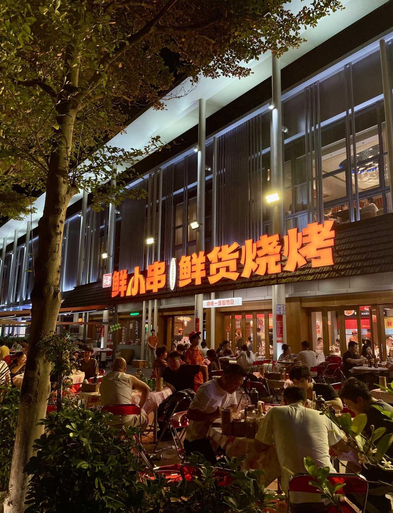 为什么年轻人宵夜都要来天河客运站这？
闺蜜带我来这宵夜
说附近的人宵夜都只认准这