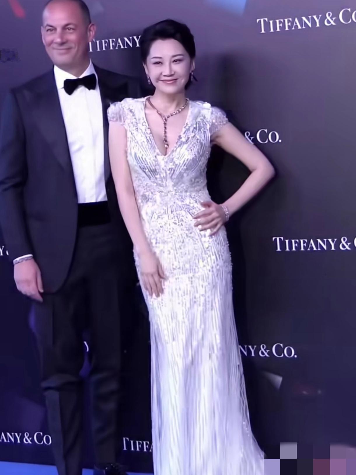 54岁的许晴大秀身材， 身材丰满，还和年轻时一样好，曲线优美，脸庞细腻光滑，还是
