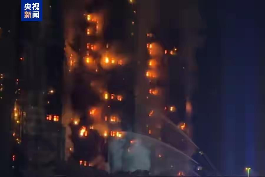 香港大埔火灾已造成至少36人遇难 火情基本受控
据最新报道，香港大埔发生的火灾已