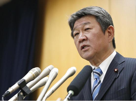“中国必须遵守”！日本外相还敢大放厥词？硬吹海牙南海裁定有约束力！它算哪根葱？忘