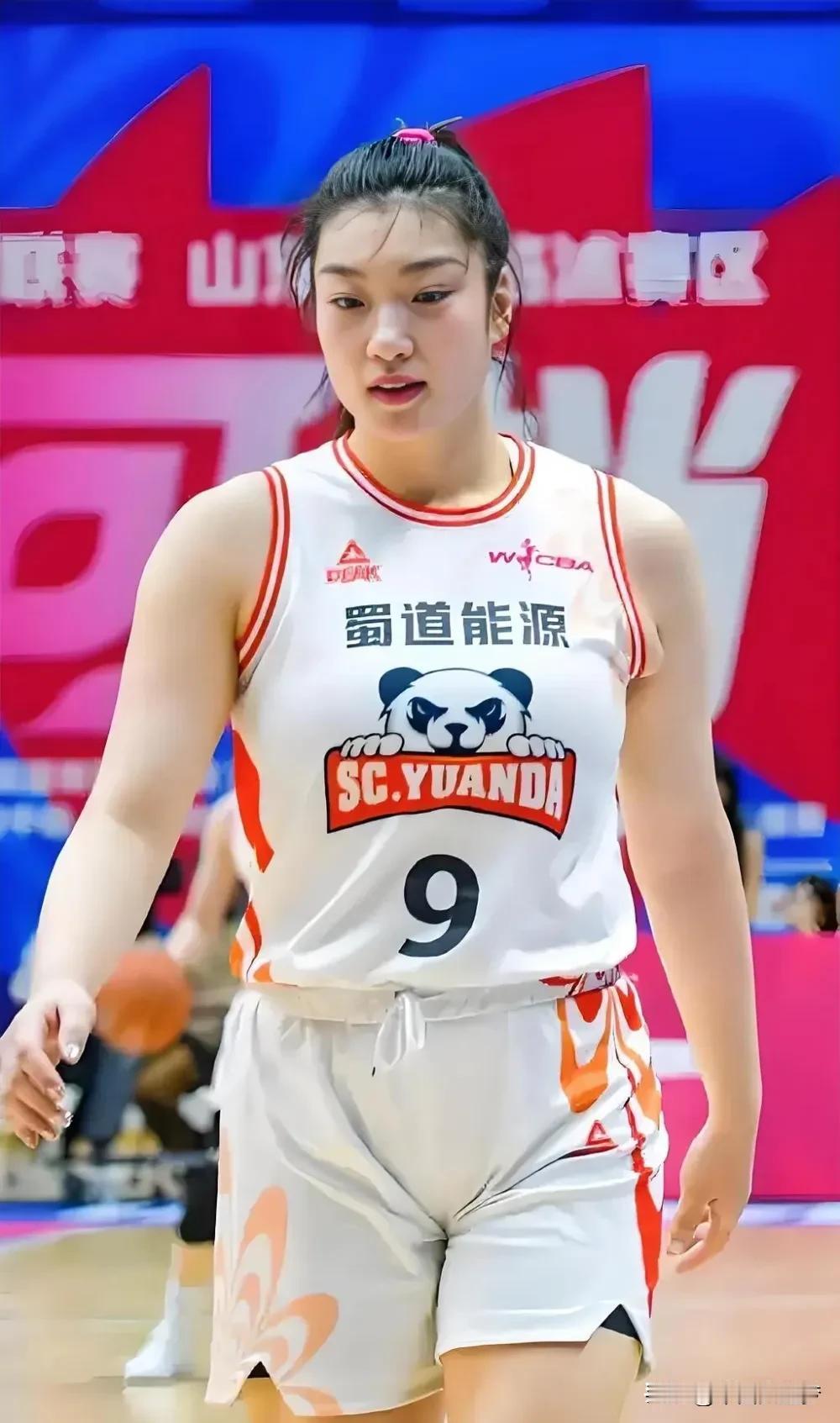 女篮李梦球场助攻是她的拿手好戏！对手从3分线持球强攻篮下，黄思静第一步对抗能力比