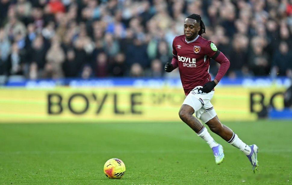 英超第 14 轮曼联 1-1 战平西汉姆联一役，铁锤帮后卫万 - 比萨卡化身 “