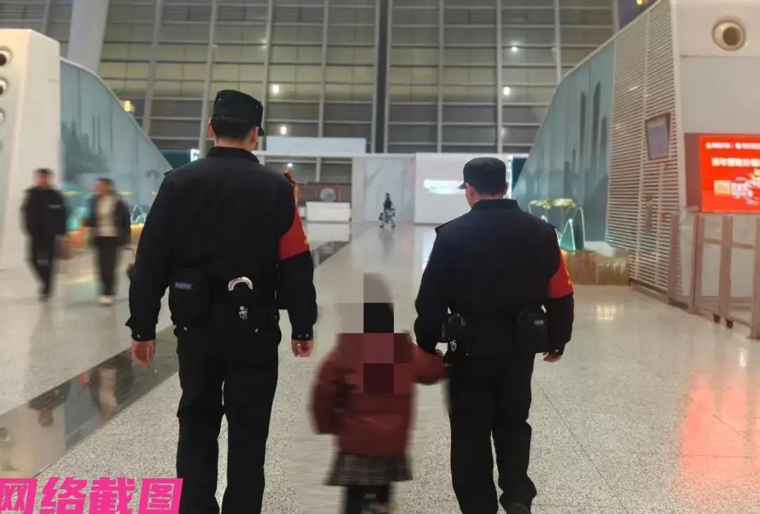 杭州东站候车大厅里人潮涌动，因为过年所以人流量也是拥堵，此刻有女子带着三个孩子要