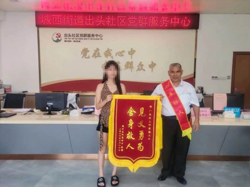 #女子落水被卡石缝众人合力救援#【肇庆女子落水双腿被石缝卡住，“广东好人”再出手