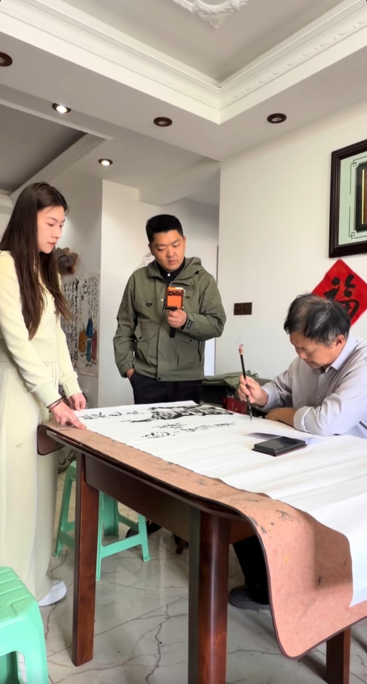 沈巍回到住处，房东八一仍然是最大的赢家，坐收“流量房租”。尽管八一缺席了沈巍的几