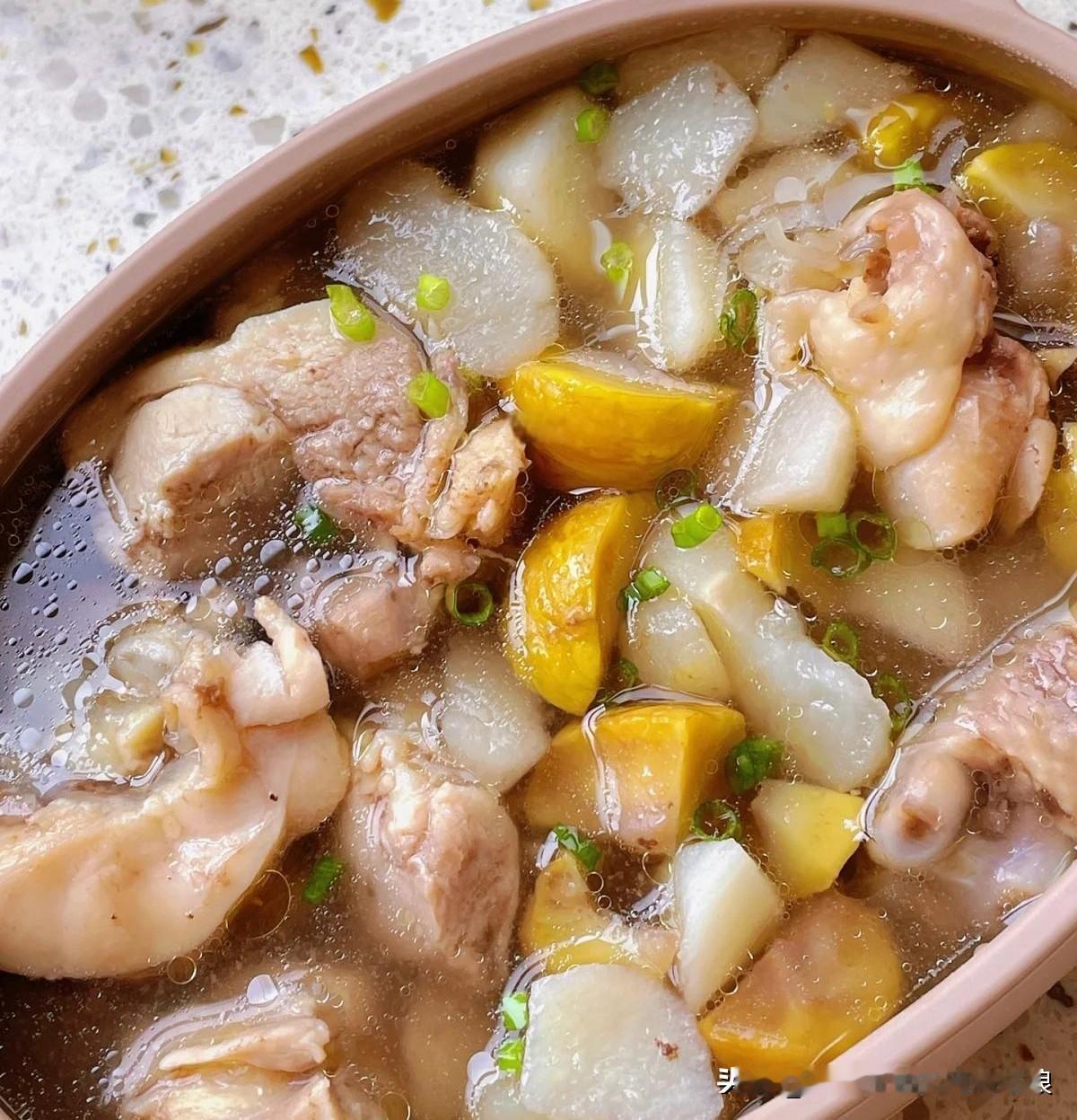 板栗马蹄鸡汤：准备鸡肉半只，板栗200克，马蹄8颗，姜片、葱花、盐少许。鸡肉剁块
